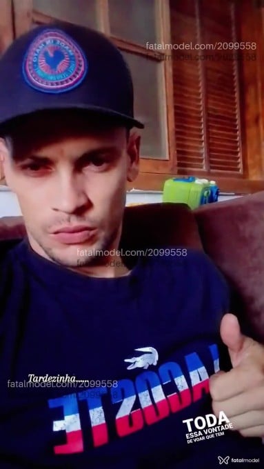 Acompanhante homem com cabelo colorido de olhos castanhos em Virtual - Clovis Rodrigo