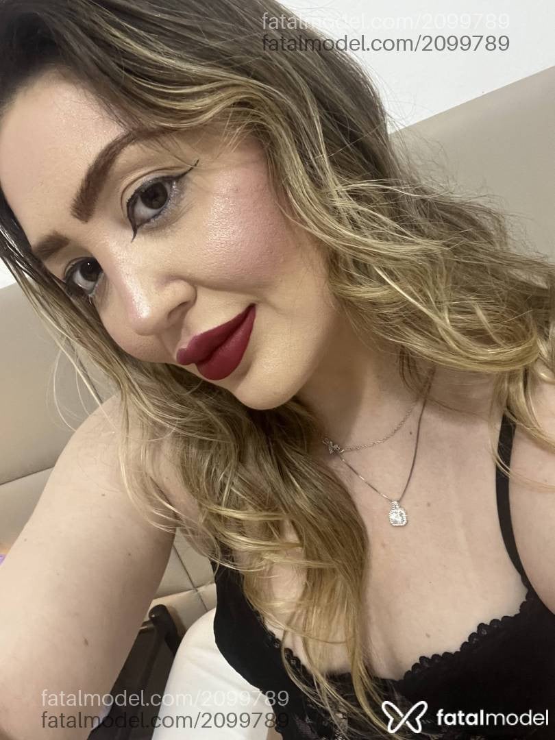 Acompanhante mulher loira (o) de olhos castanhos - Isa