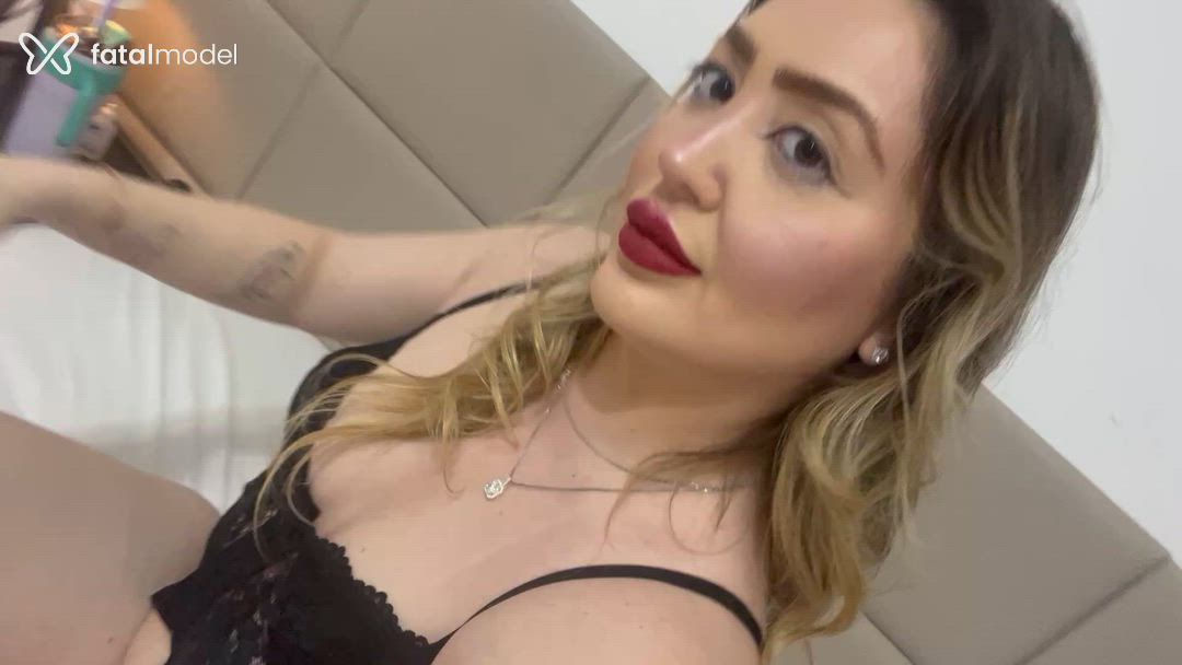 Acompanhante mulher loira (o) de olhos castanhos - Isa