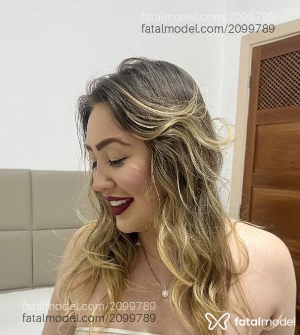 Acompanhante mulher loira (o) de olhos castanhos - Isa