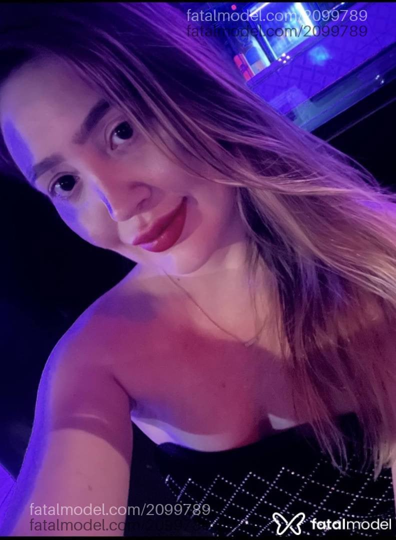 Acompanhante mulher loira (o) de olhos castanhos - Isa