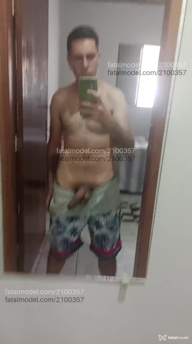 Acompanhante homem com cabelo castanho de olhos azuis - Lucious Acompanhante homem com cabelo castanho de olhos azuis - Lucious