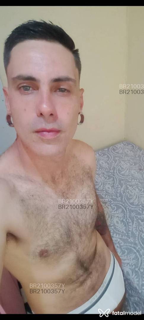 Acompanhante homem com cabelo castanho de olhos azuis - Lucious Acompanhante homem com cabelo castanho de olhos azuis - Lucious