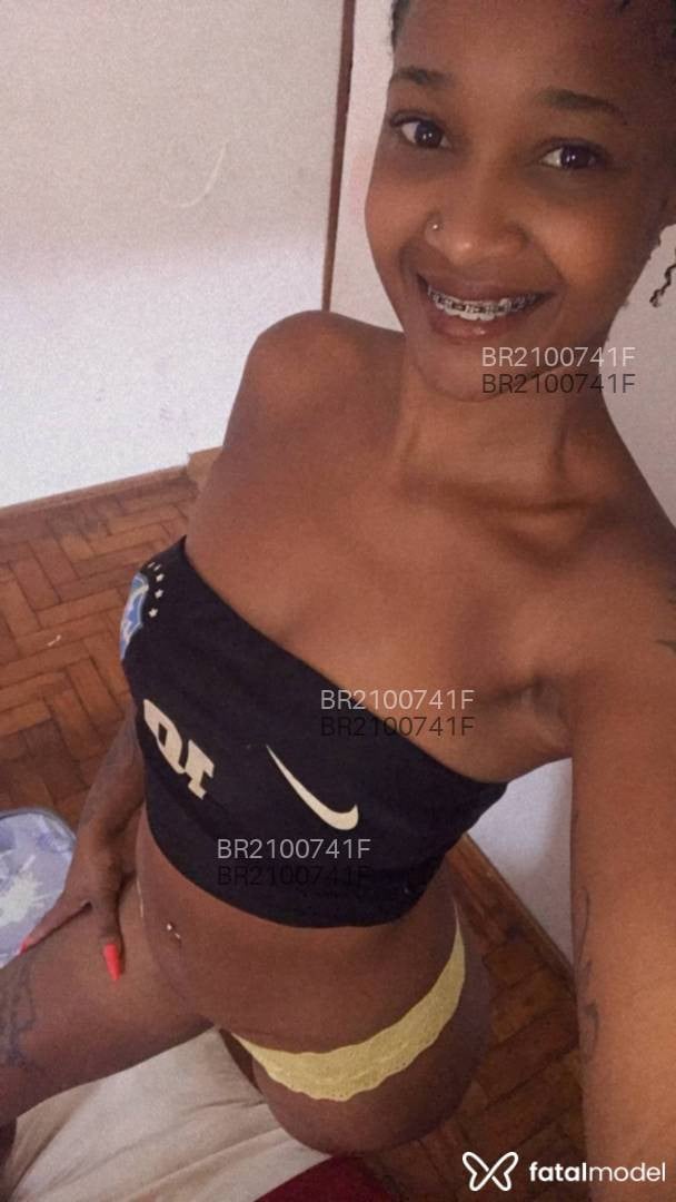 Acompanhante mulher com cabelo castanho de olhos pretos em Virtual - Iandara