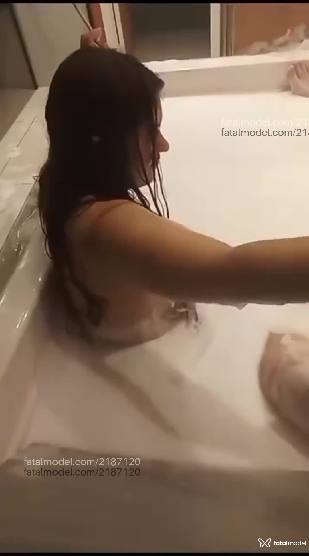 Acompanhante mulher com cabelo castanho de olhos castanhos em Montenegro Acompanhante mulher com cabelo castanho de olhos castanhos em Montenegro - Priscila