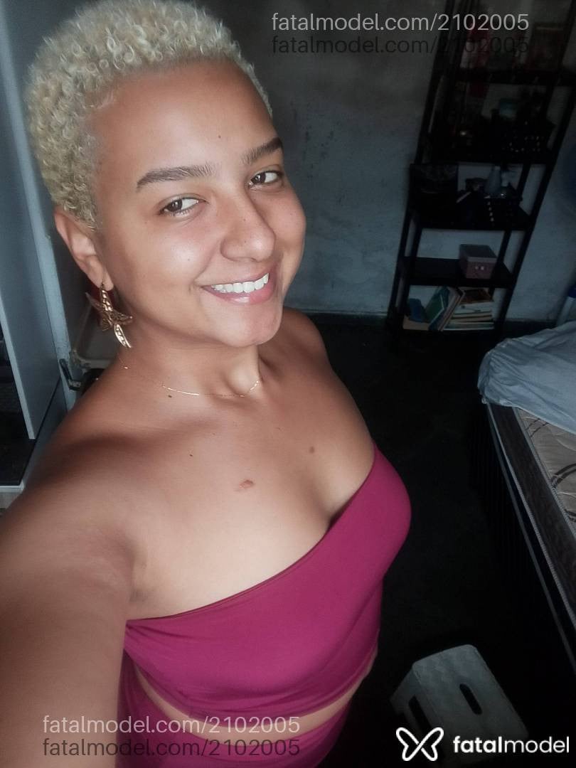 Acompanhante mulher loira (o) de olhos castanhos - Gabriela