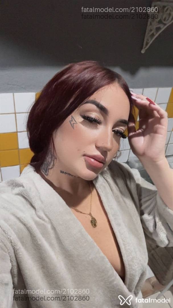 Acompanhante mulher ruiva (o) de olhos azuis - Cristal