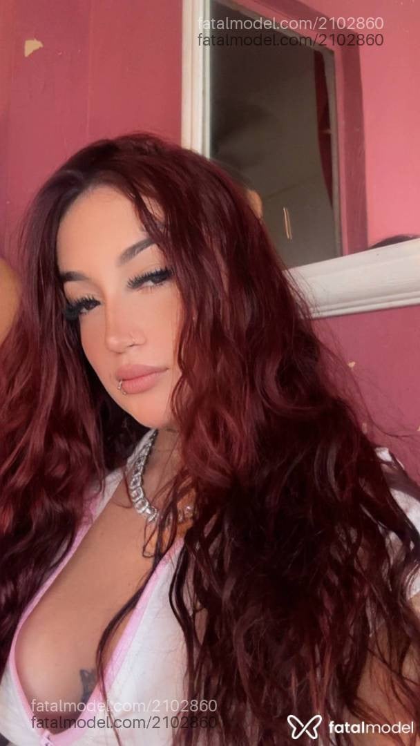 Acompanhante mulher ruiva (o) de olhos azuis - Cristal