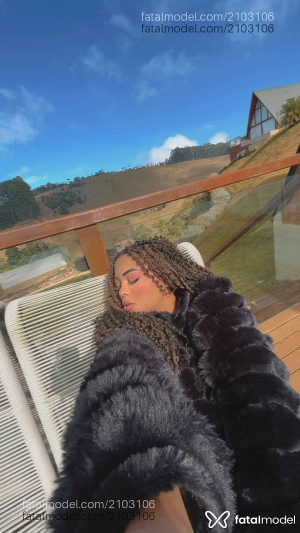 Acompanhante mulher com cabelo castanho de olhos castanhos - Yara