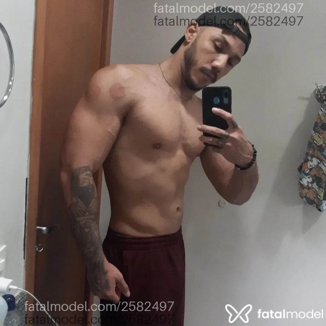Acompanhante homem com cabelo castanho de olhos castanhos em São Paulo Acompanhante homem com cabelo castanho de olhos castanhos em São Paulo - Gustavo