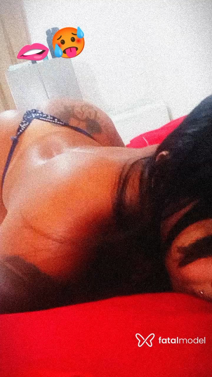 Acompanhante mulher morena (o) de olhos pretos - Débora