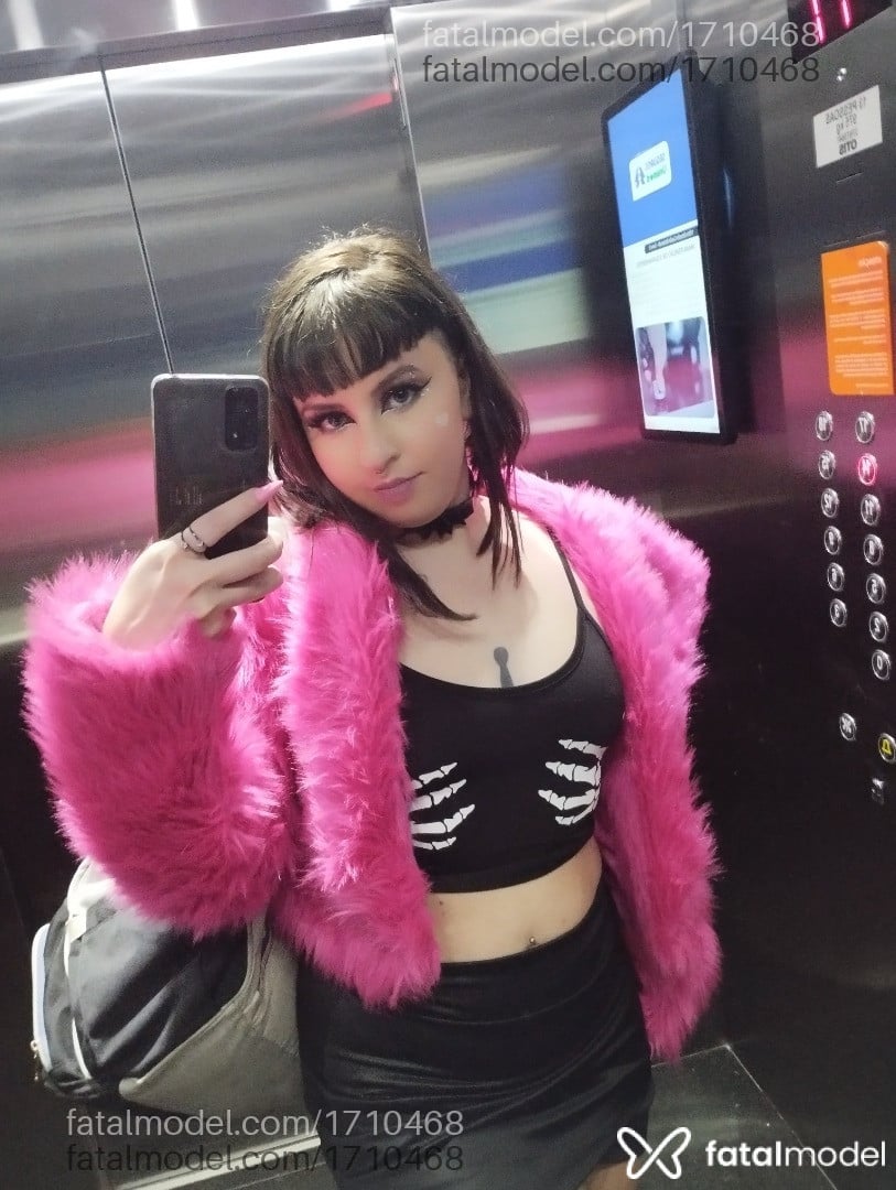 Acompanhante mulher com cabelo colorido de olhos azuis em São José dos Pinhais - Mel Mueller
