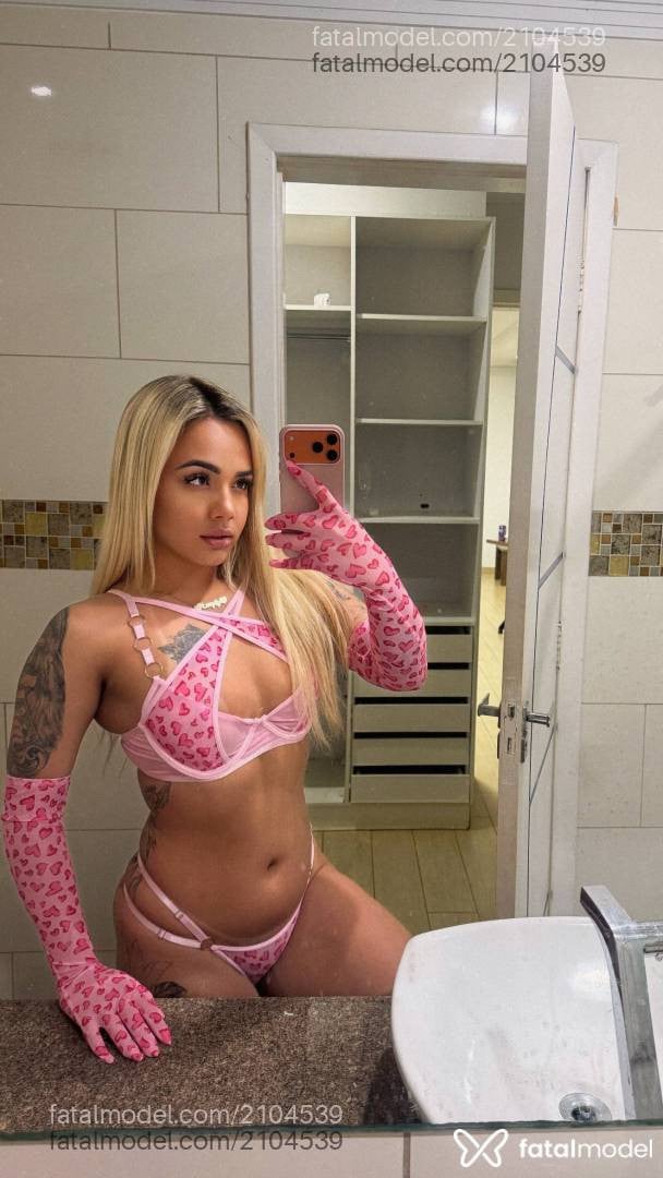 Acompanhante mulher loira (o) de olhos castanhos - Luiza França