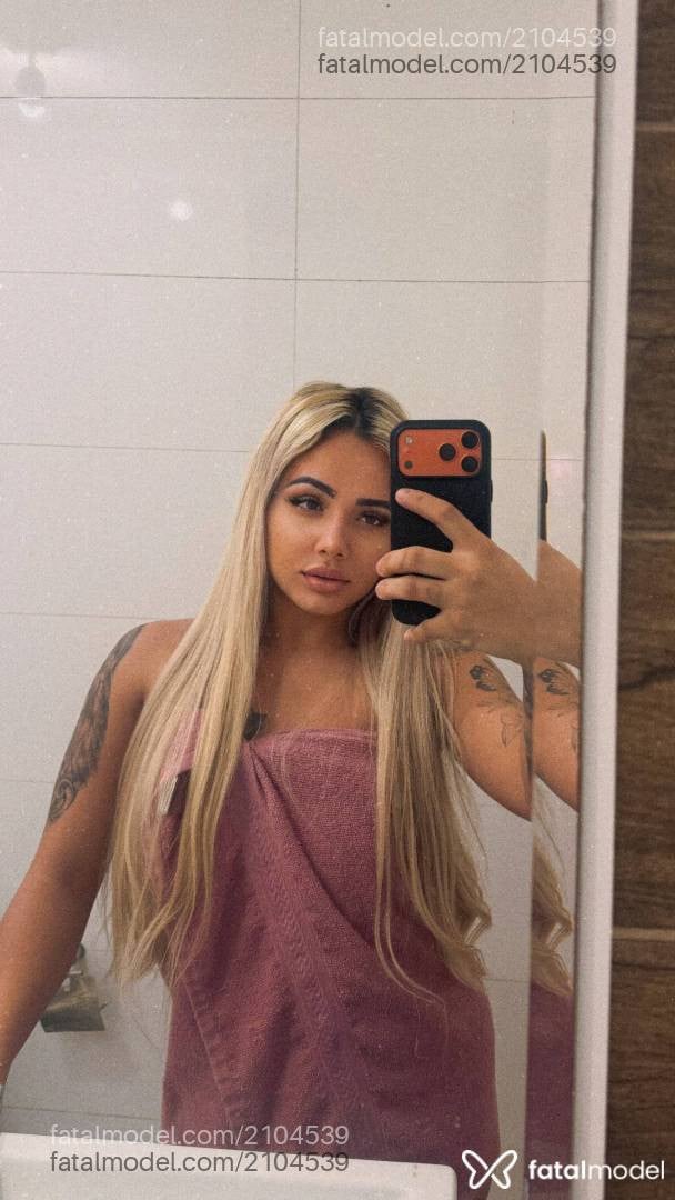 Acompanhante mulher loira (o) de olhos castanhos - Luiza França