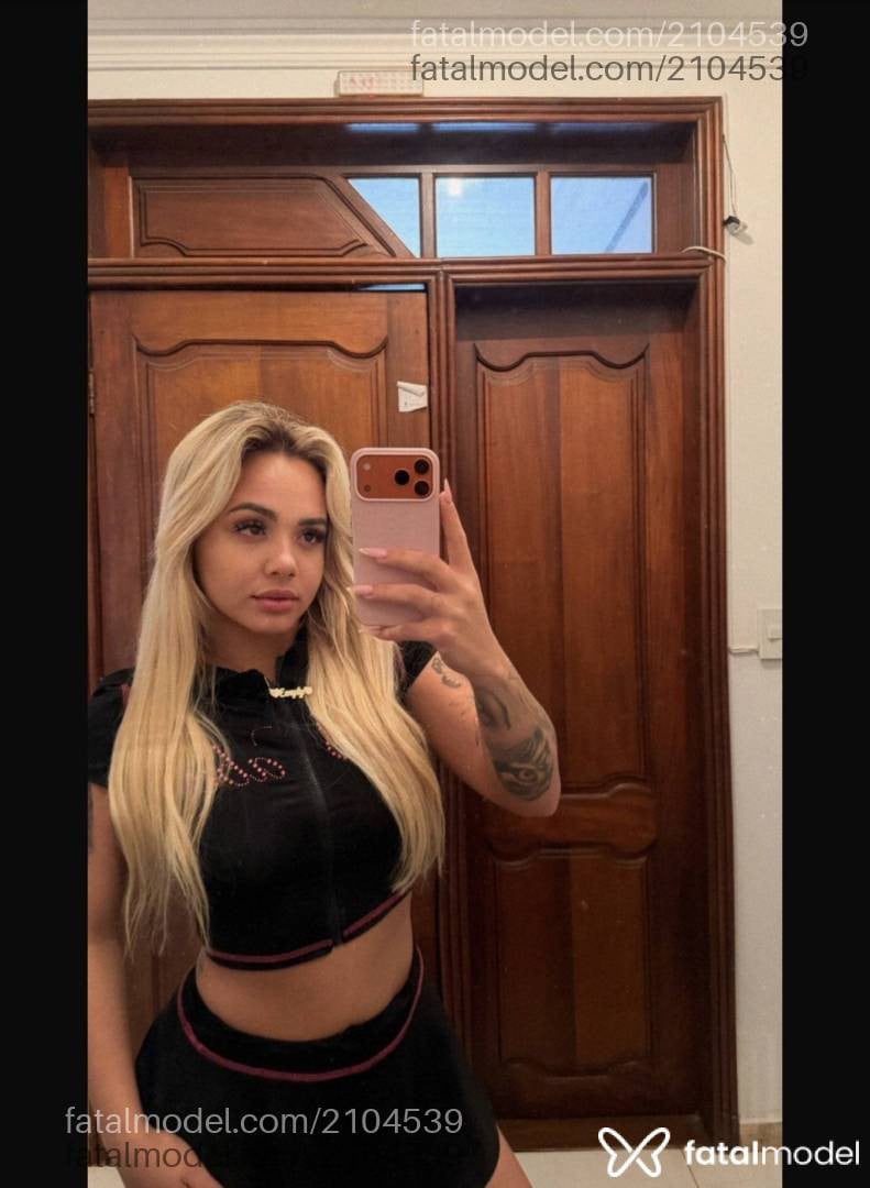 Acompanhante mulher loira (o) de olhos castanhos - Luiza França