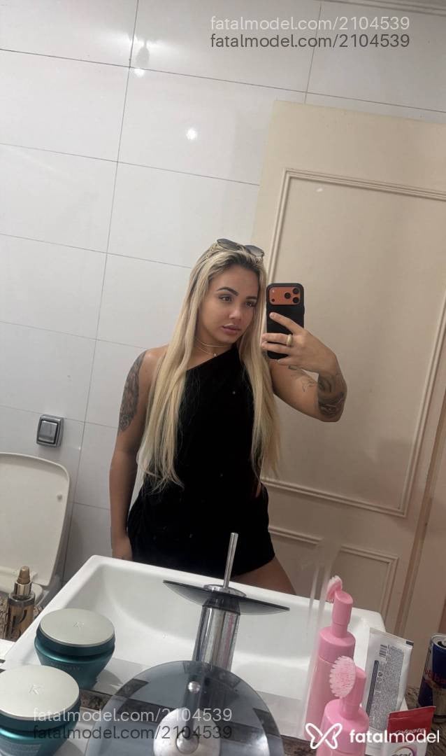 Acompanhante mulher loira (o) de olhos castanhos - Luiza França