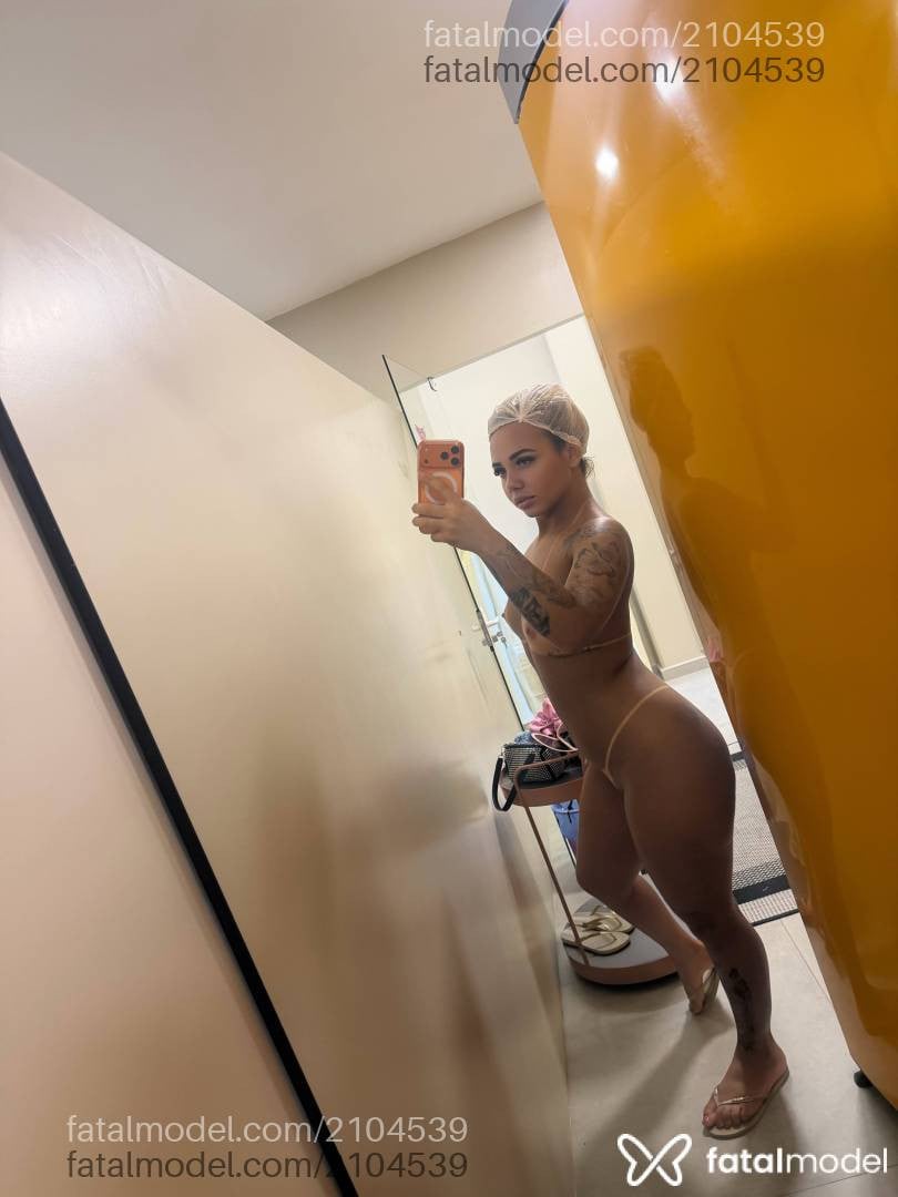 Acompanhante mulher loira (o) de olhos castanhos - Luiza França