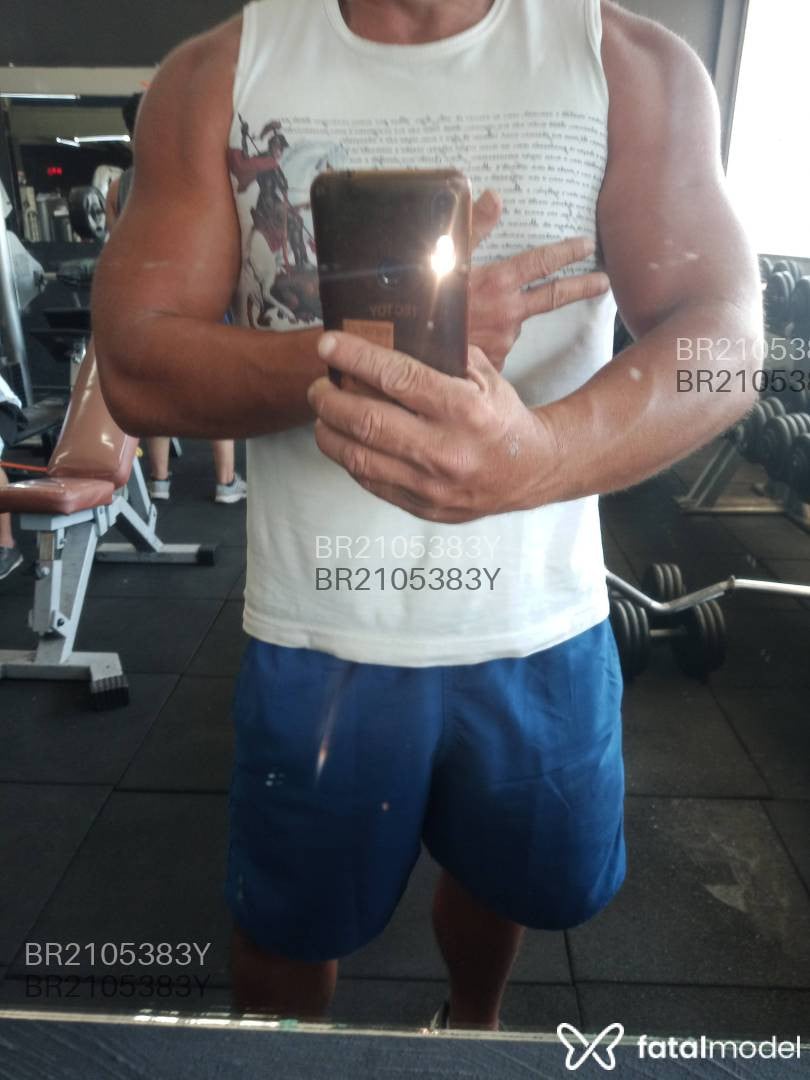 Acompanhante homem com cabelo castanho de olhos pretos - Souza Acompanhante homem com cabelo castanho de olhos pretos - Souza
