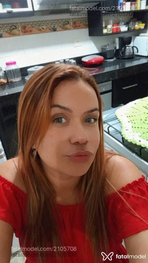 Acompanhante mulher com cabelo castanho de olhos mel - Leticia Aruanda