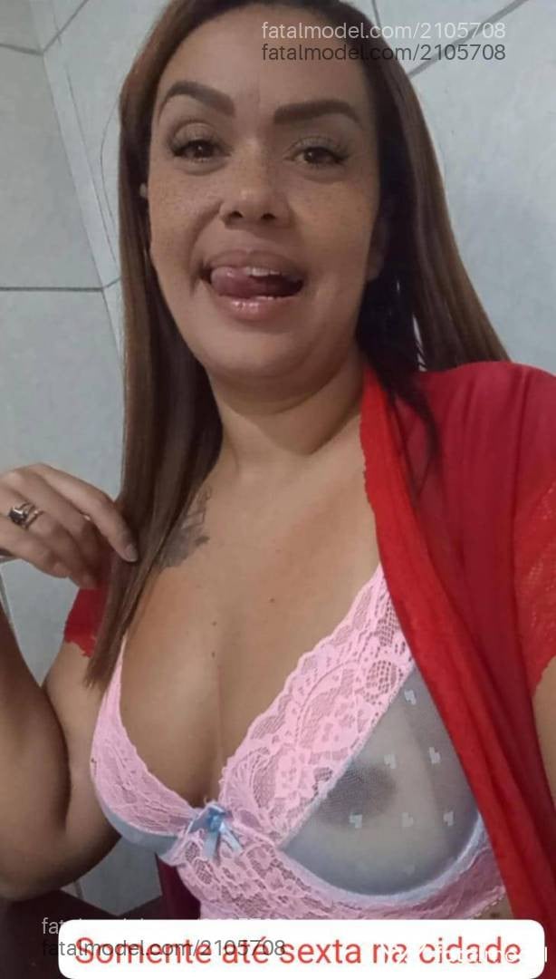 Acompanhante mulher com cabelo castanho de olhos mel em Guarapari Acompanhante mulher com cabelo castanho de olhos mel em Guarapari - Leticia Aruanda