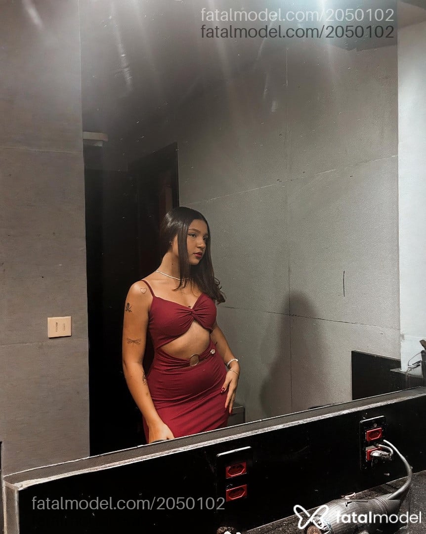 Acompanhante mulher morena (o) de olhos castanhos - Lavínia Abravanel