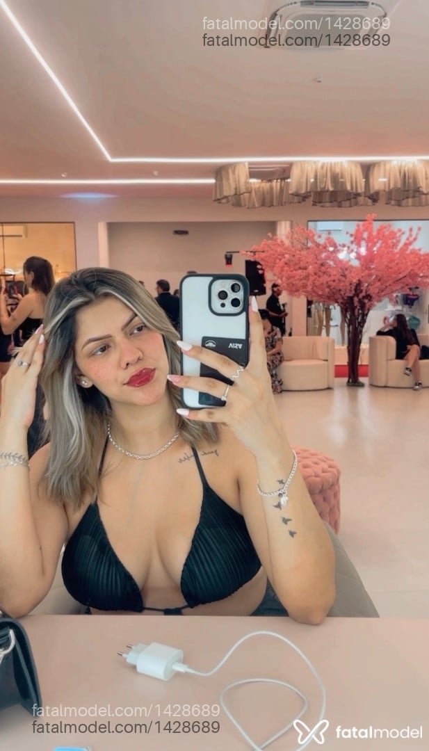 Acompanhante mulher com cabelo castanho de olhos castanhos em Várzea Grande Acompanhante mulher com cabelo castanho de olhos castanhos em Várzea Grande - Julianah Ferraz
