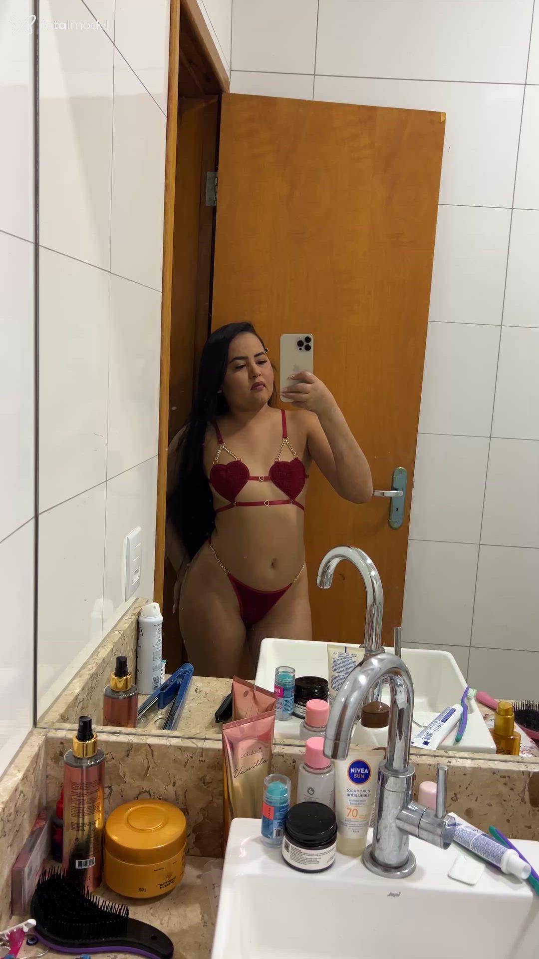 Acompanhante mulher com cabelo castanho de olhos pretos - Heloísa Acompanhante mulher com cabelo castanho de olhos pretos - Heloísa