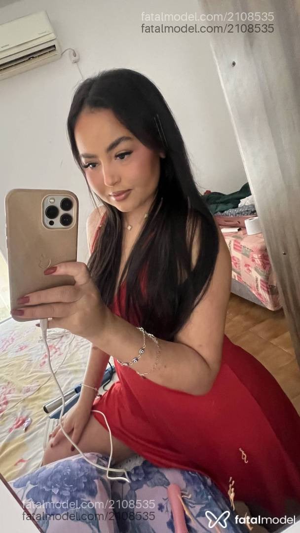 Acompanhante mulher com cabelo castanho de olhos pretos - Heloísa