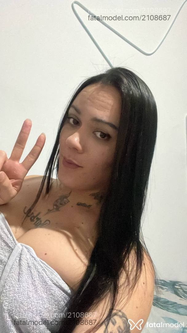 Acompanhante mulher trans com cabelo castanho de olhos mel - Thallía Soares