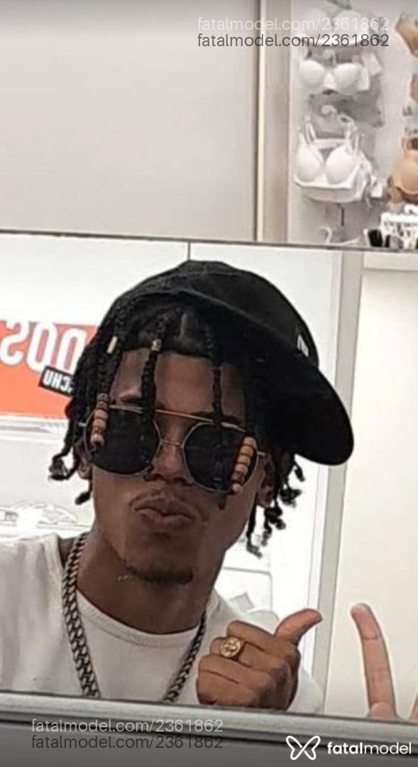 Acompanhante homem com cabelo grisalho de olhos pretos - Sekoti