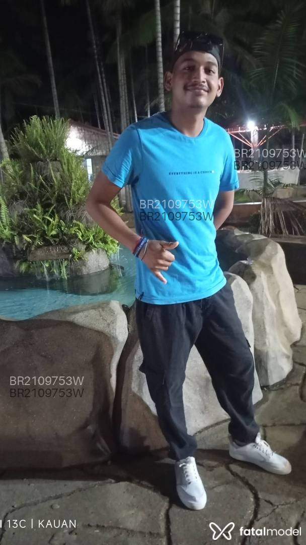 Acompanhante homem morena (o) de olhos pretos em Virtual - Moura