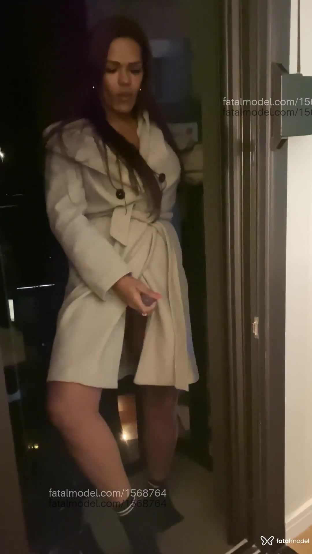 Acompanhante travesti com cabelo colorido de olhos castanhos - Kathelyn Domingues