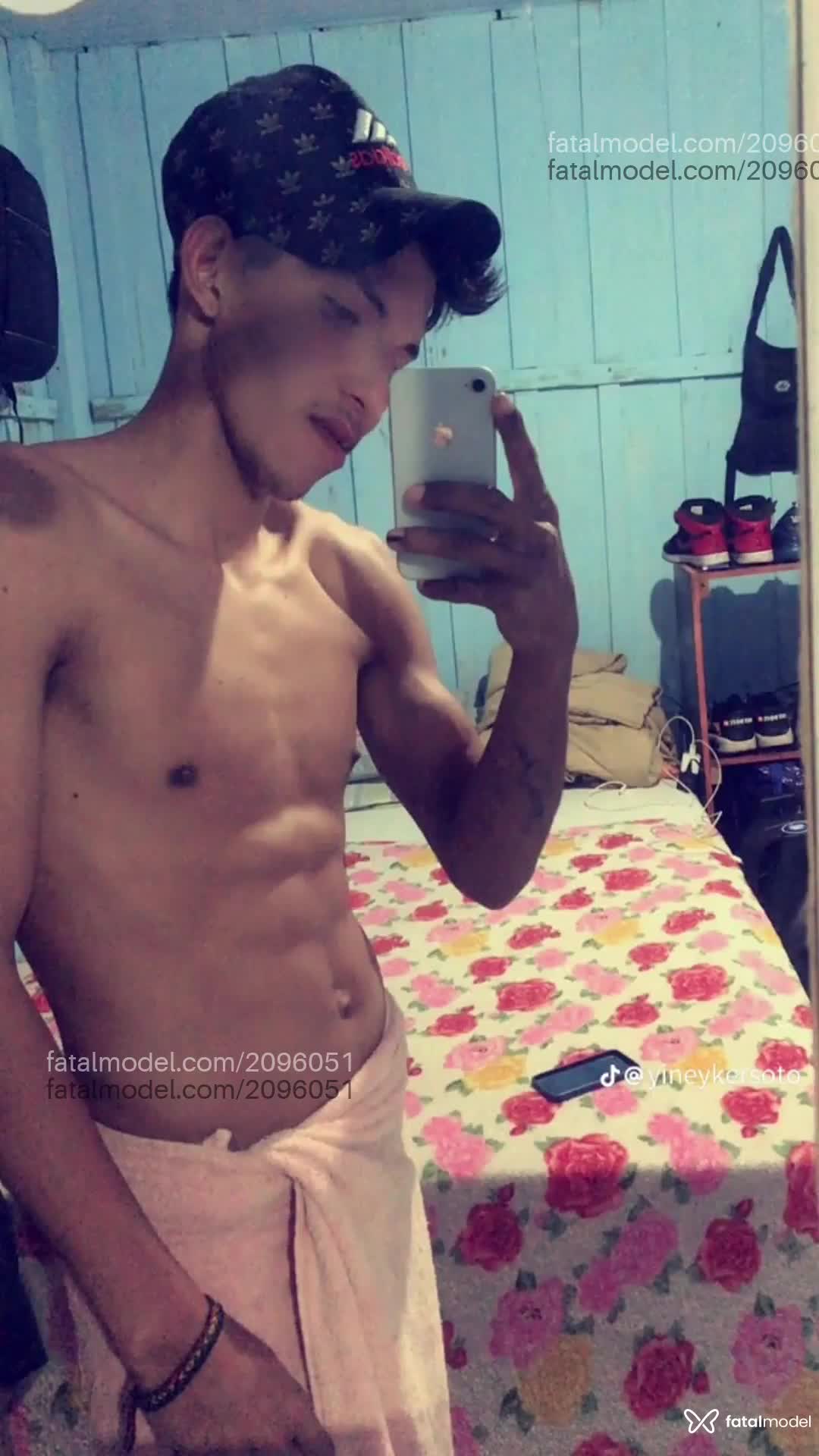 Acompanhante homem com cabelo castanho de olhos castanhos - José Soto