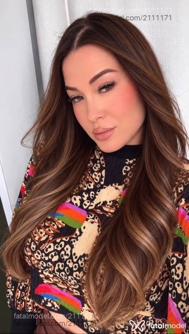 Acompanhante mulher com cabelo castanho de olhos castanhos - Isabella Monteiro