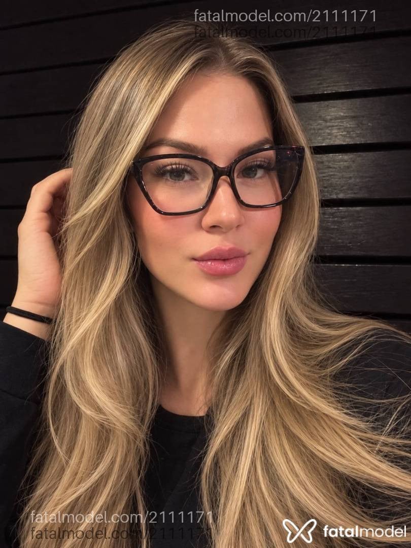 Acompanhante mulher com cabelo castanho de olhos castanhos - Isabella Monteiro