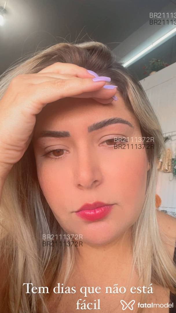 Acompanhante mulher loira (o) de olhos castanhos em Virtual - Laura