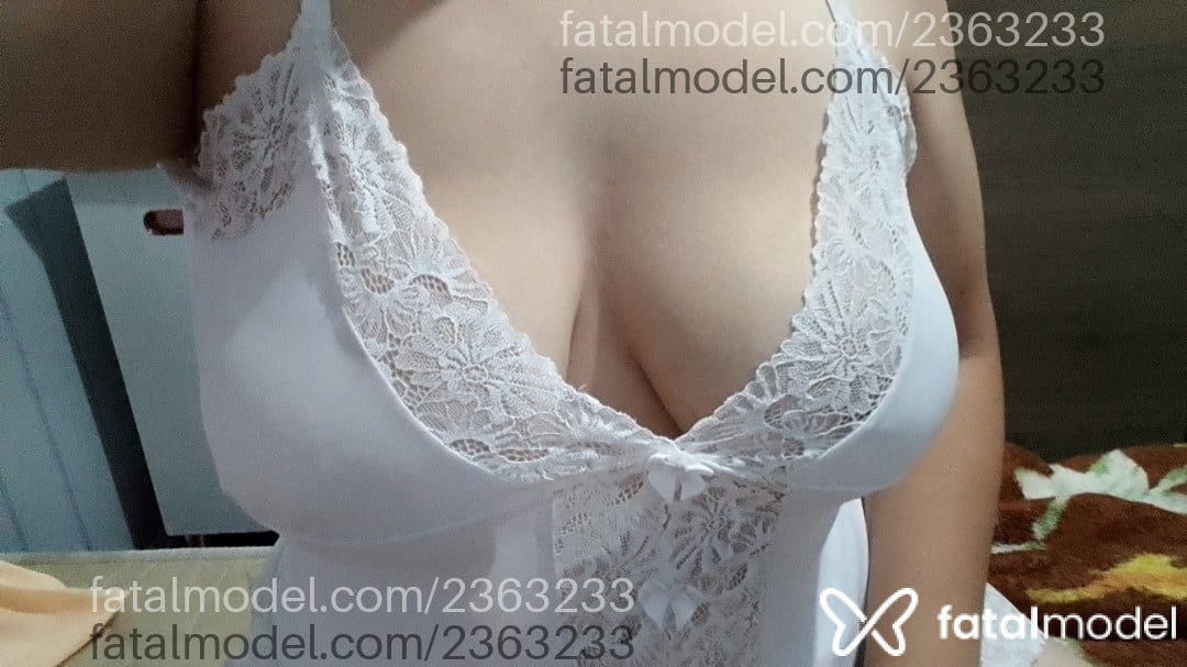 Acompanhante mulher loira (o) de olhos verdes em Virtual Acompanhante mulher loira (o) de olhos verdes em Virtual - Esmeralda