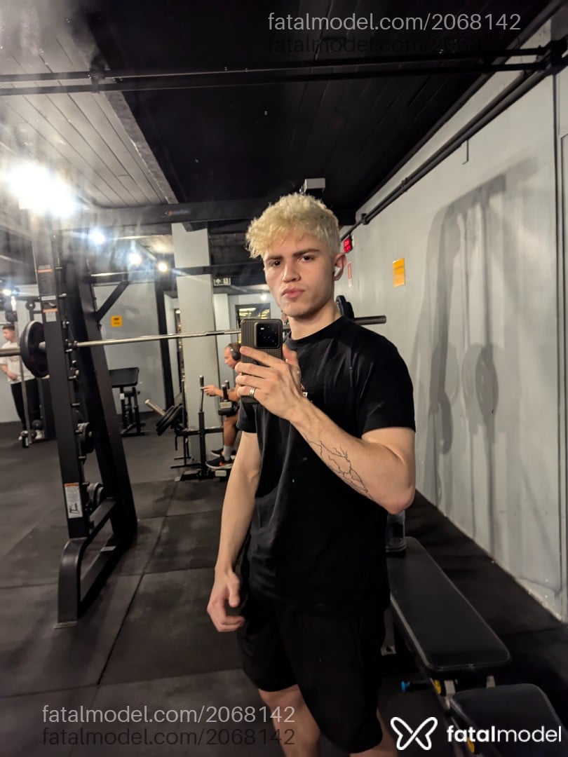 Acompanhante homem com cabelo castanho de olhos castanhos - Thiaguinho Acompanhante homem com cabelo castanho de olhos castanhos - Thiaguinho
