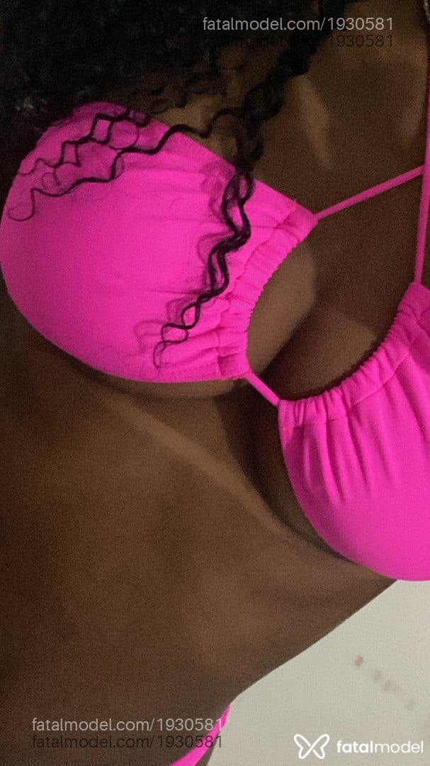Acompanhante mulher morena (o) de olhos castanhos em Uberlândia Acompanhante mulher morena (o) de olhos castanhos em Uberlândia - Lya