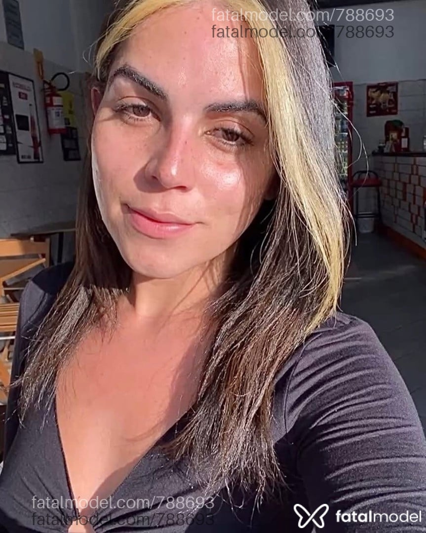 Acompanhante mulher trans com cabelo castanho de olhos pretos em Florianópolis - Fernanda Ribeiro