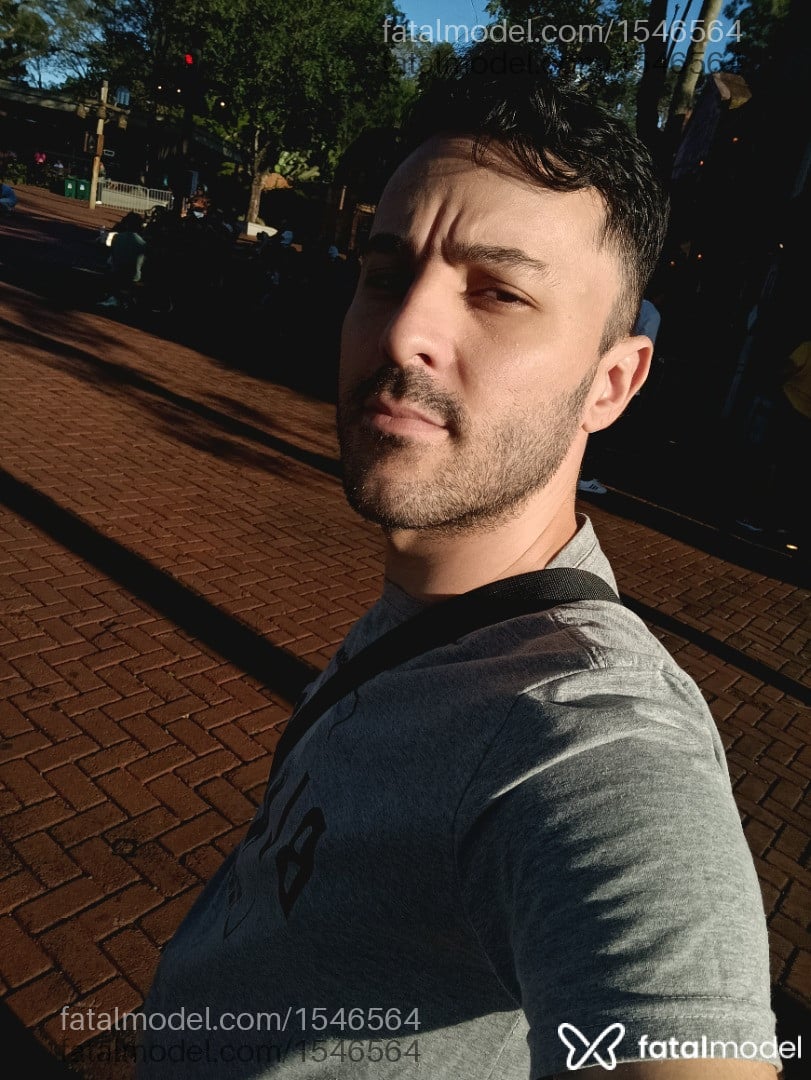 Acompanhante homem com cabelo castanho de olhos castanhos - Félix Acompanhante homem com cabelo castanho de olhos castanhos - Félix