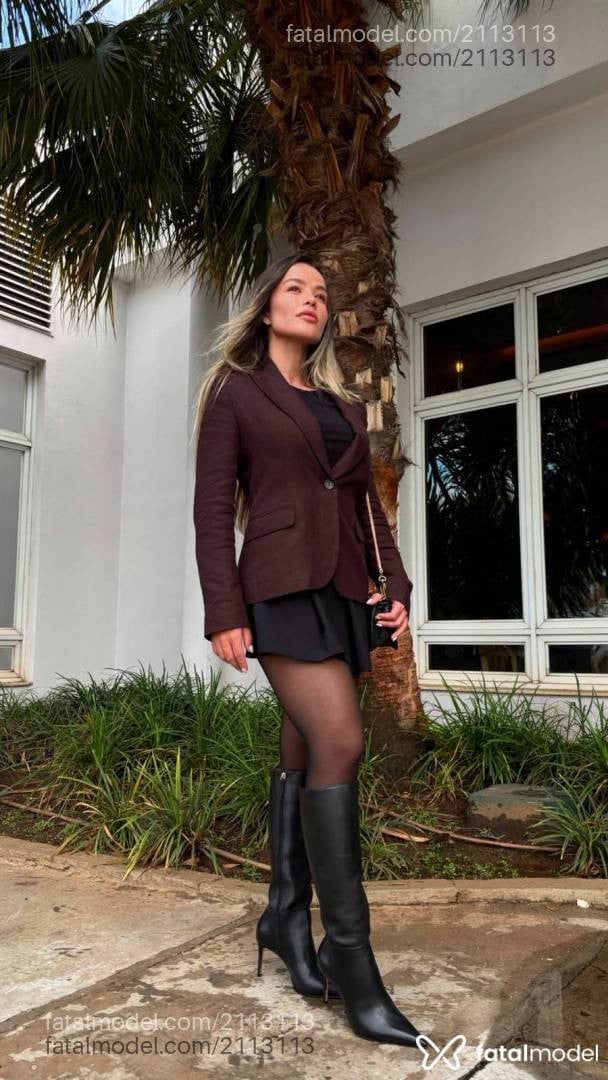 Acompanhante mulher loira (o) de olhos castanhos - Bianchi