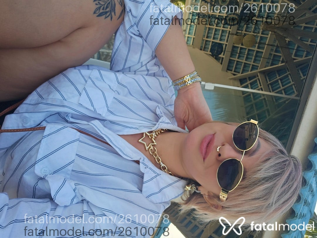 Acompanhante mulher com cabelo colorido de olhos castanhos em Virtual Acompanhante mulher com cabelo colorido de olhos castanhos em Virtual - Carolina Vidal