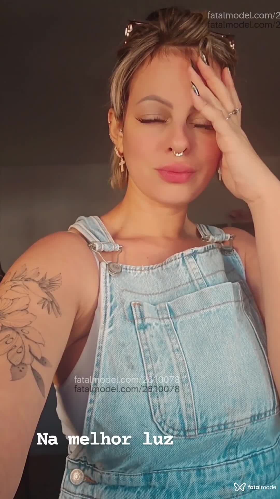 Acompanhante mulher com cabelo colorido de olhos castanhos em Virtual Acompanhante mulher com cabelo colorido de olhos castanhos em Virtual - Carolina Vidal
