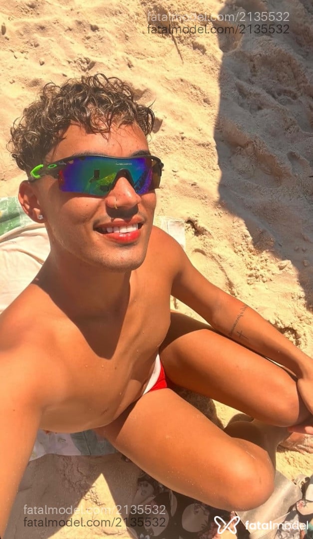 Acompanhante homem com cabelo grisalho de olhos mel em Salvador - Astro Rey