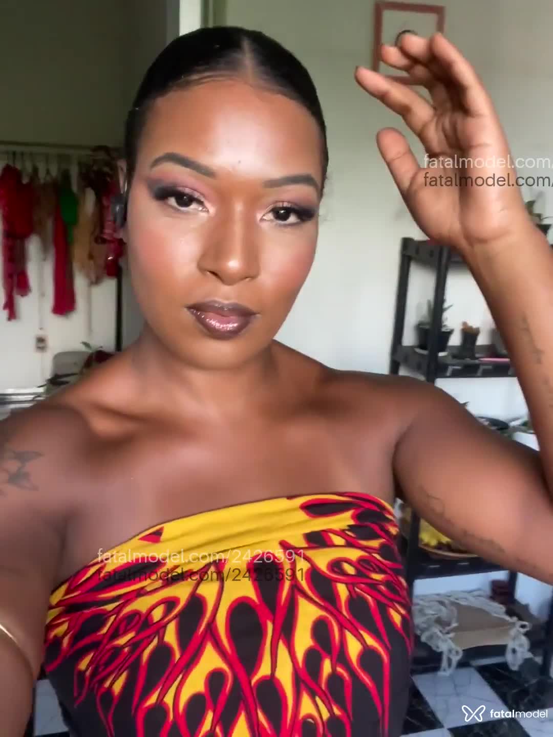 Acompanhante mulher morena (o) de olhos pretos - Domme Alanne