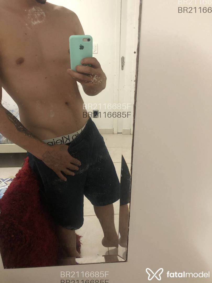 Acompanhante homem com cabelo castanho de olhos verdes em Curitiba - Gabriel