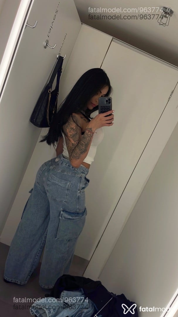 Acompanhante mulher trans com cabelo castanho de olhos castanhos - Giovana