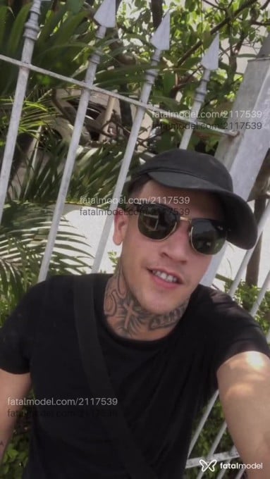 Acompanhante homem com cabelo castanho de olhos azuis em São Paulo - Xavier