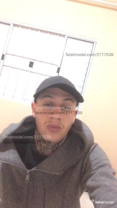 Acompanhante homem com cabelo castanho de olhos azuis em São Paulo - Xavier